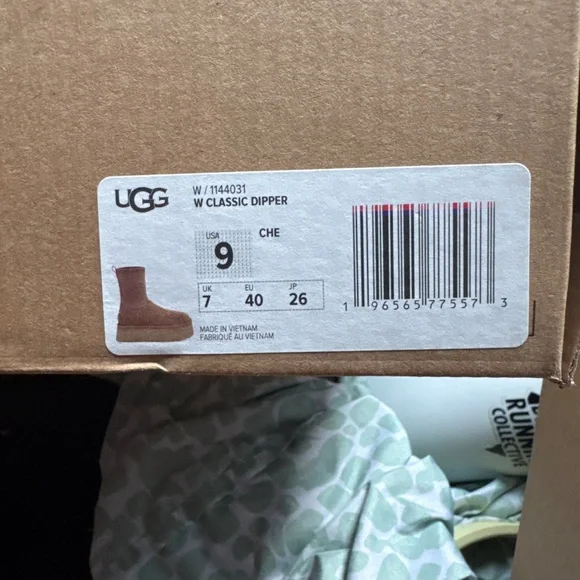 UGG Classic Dipper Boot - Picture 3 of 3